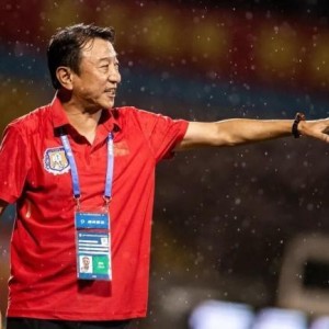 中甲辽宁队主帅染红后掌掴裁判 退场时晕倒在地