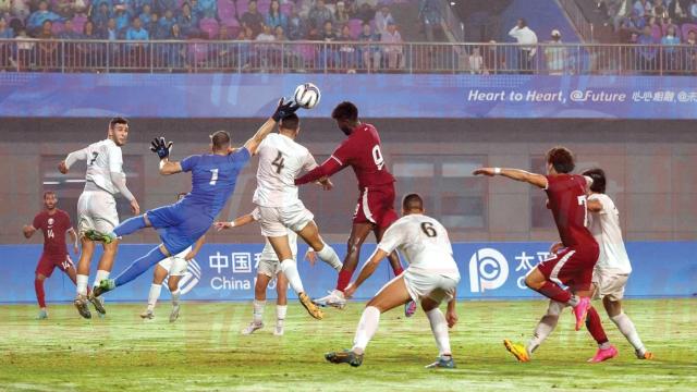 1695696160640082877.png 卡塔尔队前两场比赛表现不佳与不适应阴雨天气有关.png